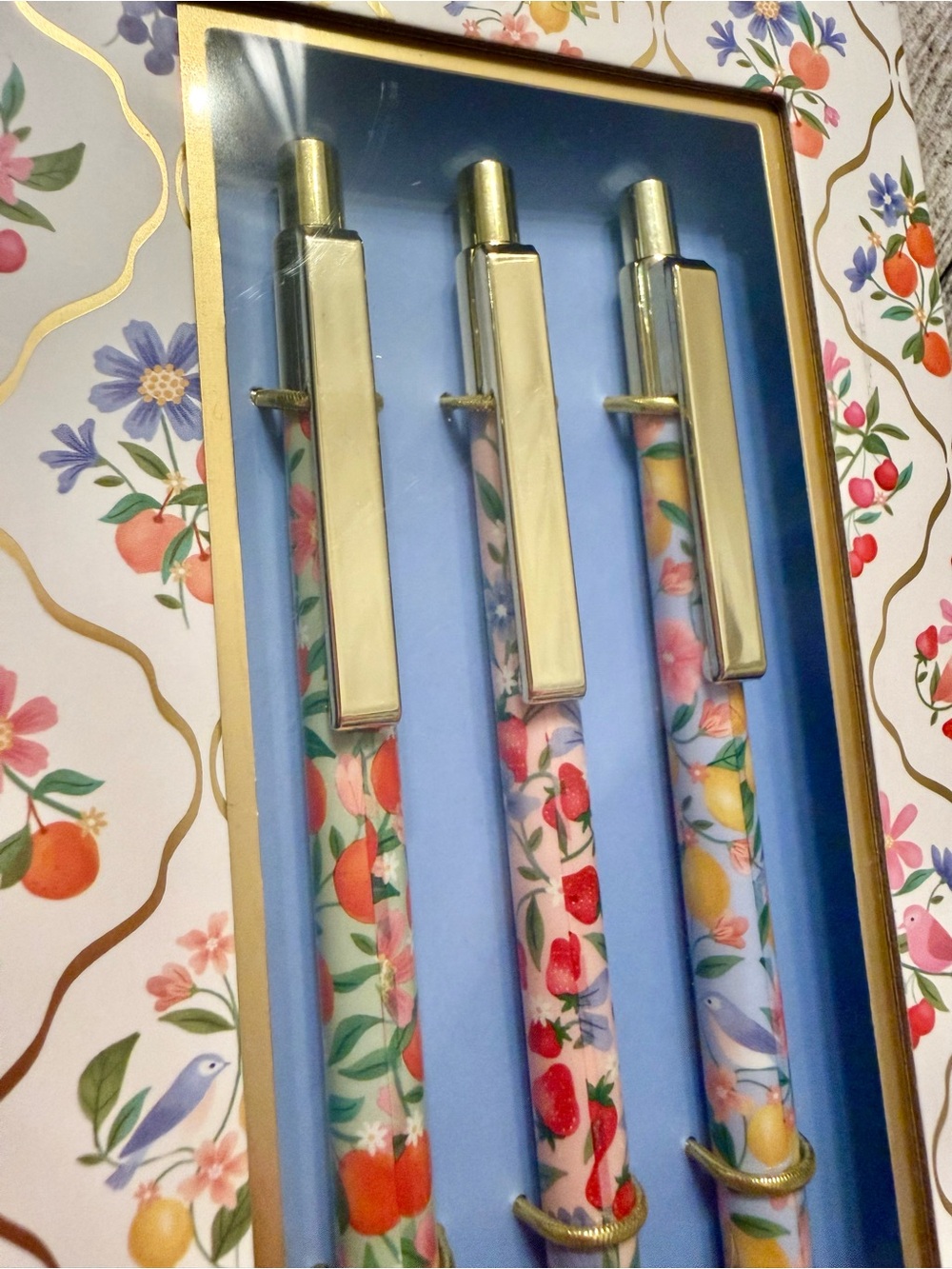 NWT! Elegant set of 3 pens in beautiful floral design